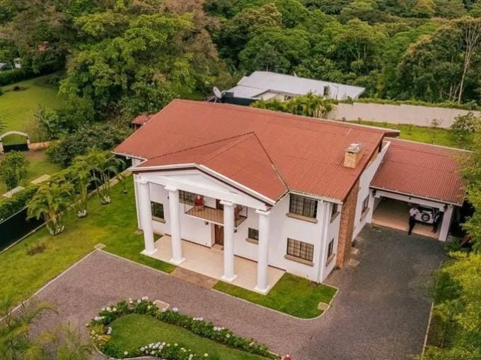 Venta de casa lujosa en el Guarco de Cartago C102441